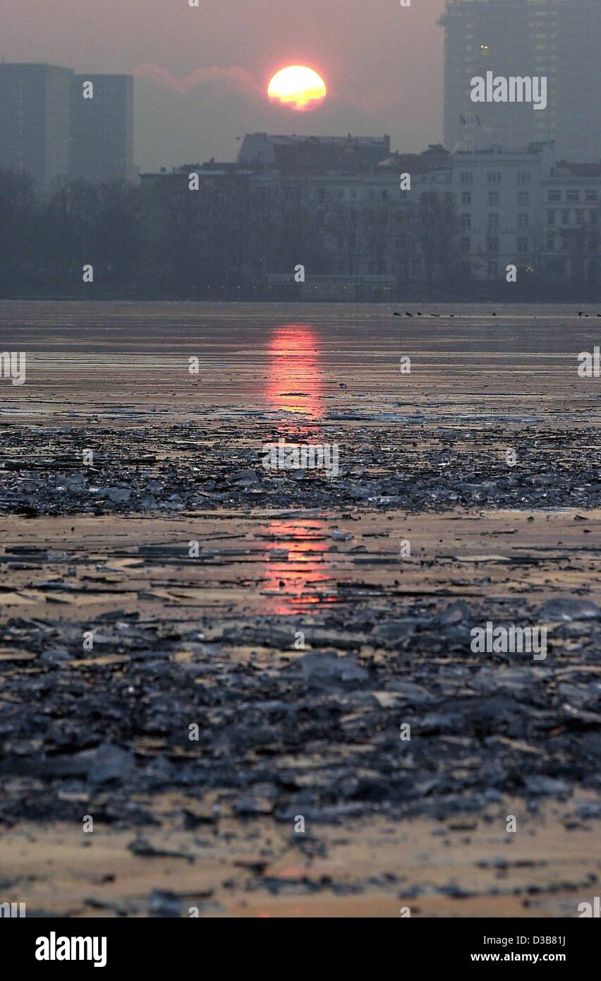 (dpa) - The sun goes up over the frozen Alter in Hamburg, 13 December 2002. Stock Photo