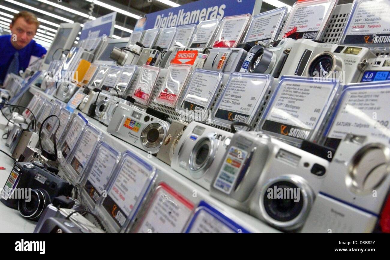 (dpa) Digital cameras are lined up on a shelf in an electronic market ...