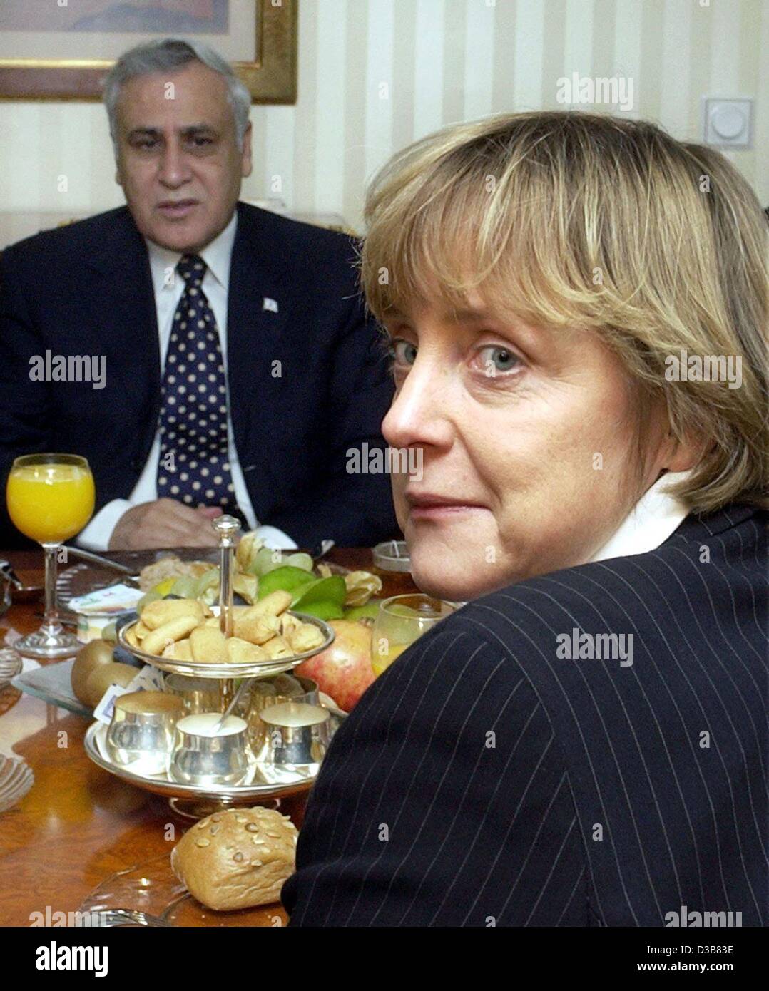 (dpa) - Israeli President Moshe Katsav and CDU chairwoman Angela Merkel are having breakfast, Berlin, 10 December 2002. During the meeting Merkel assured her party's constant support for Israel. She informed later that she made clear the different attitudes of the German government and the oppositio Stock Photo