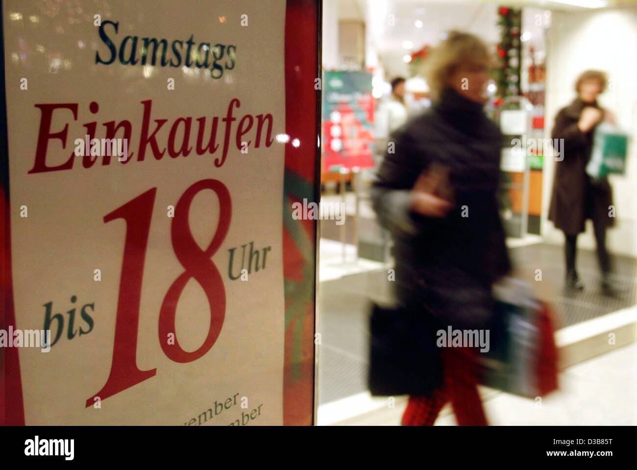 (dpa) - On the four Saturdays before Christmas shops in Germany are allowed to open until 6 p.m. as this sign in a Duesseldorft department store informs, 9 December 2002. The government is presently discussing the law regulating the closing time of shops. Economy minister Clement and Chancellor Schr Stock Photo