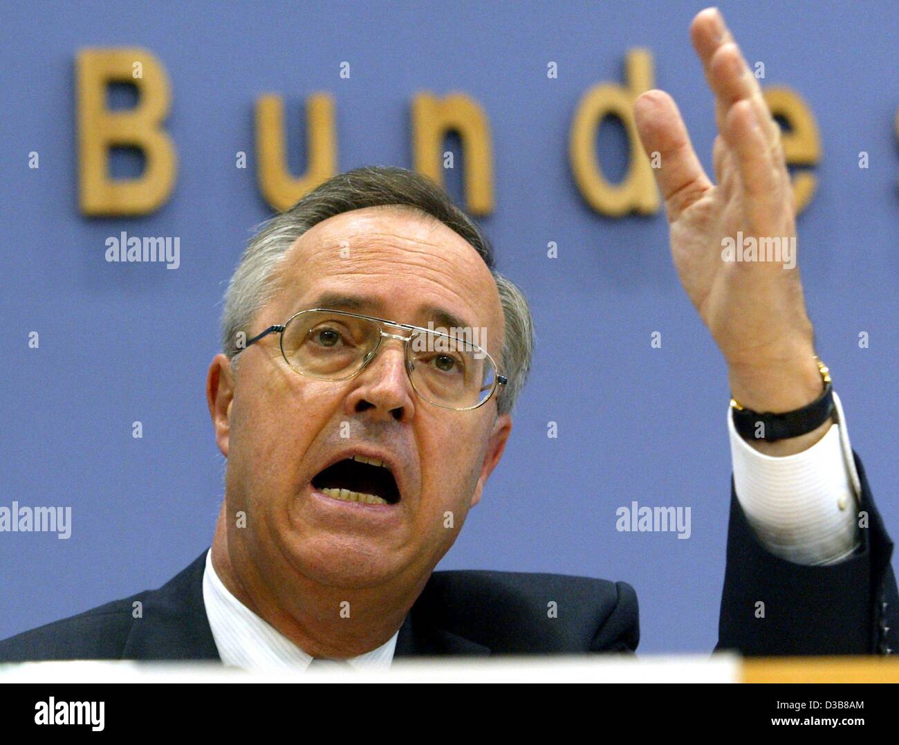 (dpa) - German Finance Minister Hans Eichel (SPD) speaks and gestures at a press conference on the tax estimation for 2002 and 2003, Berlin, 13 November 2002. Tax failure is expected to be 37 billion euros, stated the Tax Estimation Commission. Germany will exceed the 3 percent spending cap and brea Stock Photo