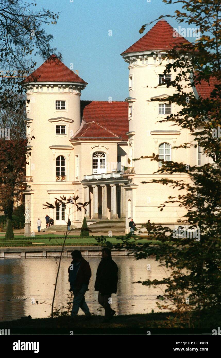 (dpa files) - People take a walk in the gardens of the baroque Rheinsberg Castle, in Rheinsberg, Germany, 21 October 1998. Stock Photo