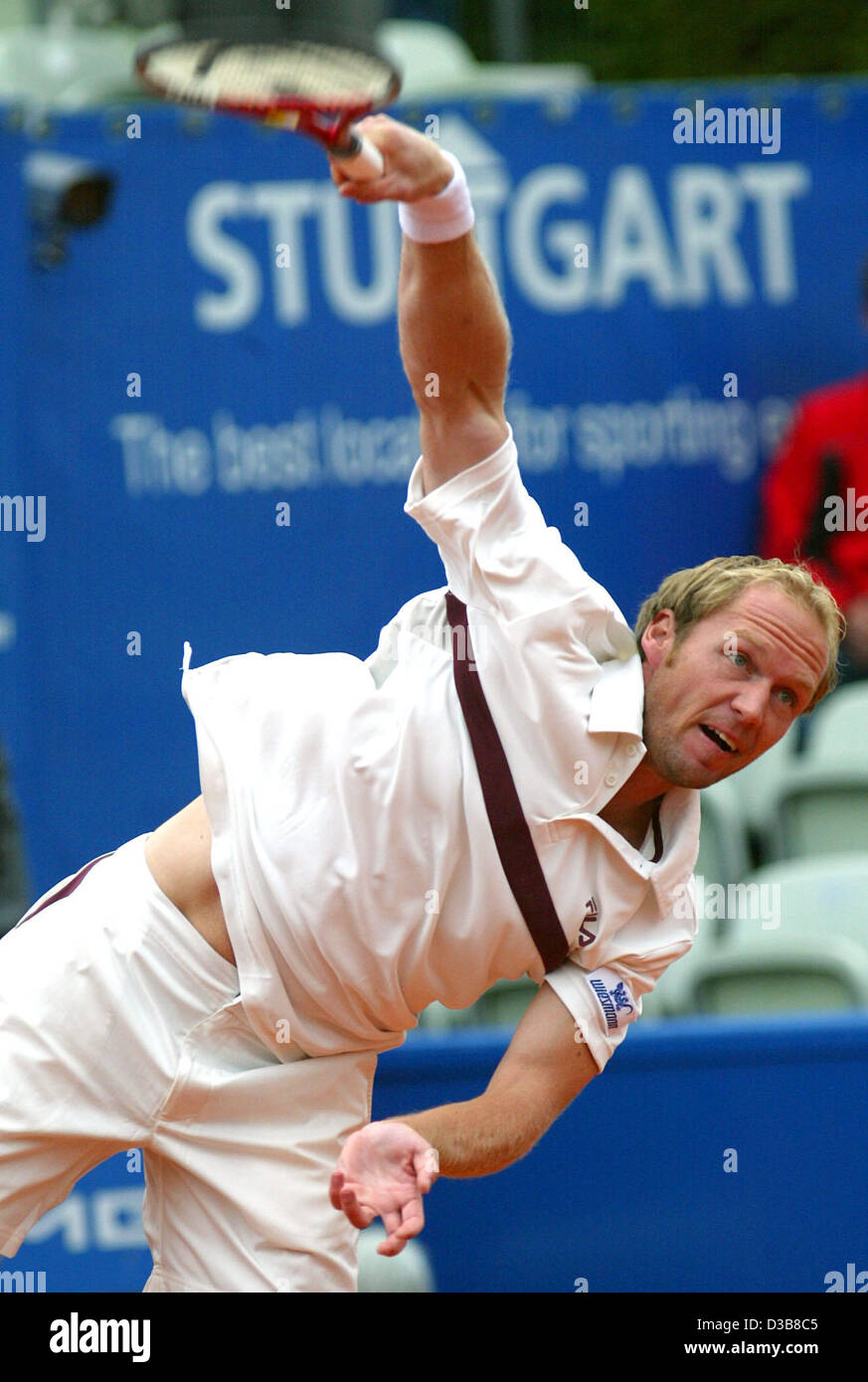 (dpa) - German tennis pro Rainer Schuettler serves in his match against Russian Michail Juschni at the 'Stuttgarter Weissenhof Tennis Tournament' in Stuttgart, Germany, 20 July 2005. The sand court specialists play for a price money of 614,750 euros and a sports car at the 27th 'Stuttgarter Weissenh Stock Photo