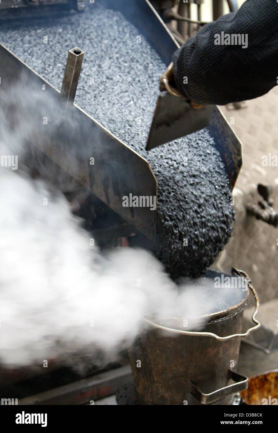 Hot tar bucket hires stock photography and images Alamy