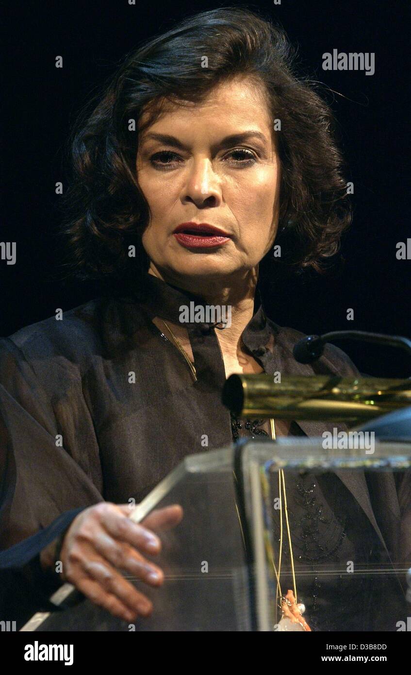 (dpa) - Bianca Jagger, ex-wife of the lead singer of the rock group 'Rolling Stones', delivers a speech during the UNESCO charity gala Children In Need in Neuss, Germany, 9 November 2002. Unesco ambassador Ohoven hosted the event, and its patron was former Chancellor Kohl. Stock Photo