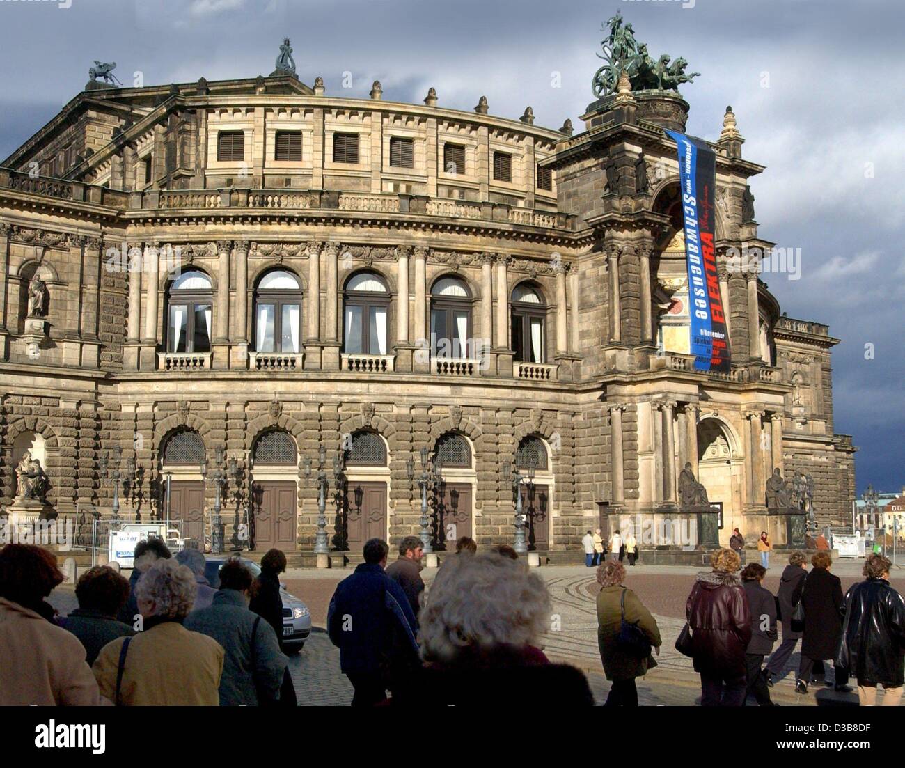 (dpa) - Tourists stand in front of the Semper Opera in Dresden, Germany, 9 November 2002. Three months after the devastating floods in eastern Germany the opera reopened with a ceremony. Damages after the flood amounted to about 27 million Euro. Reconstruction works on the opera continue during the  Stock Photo