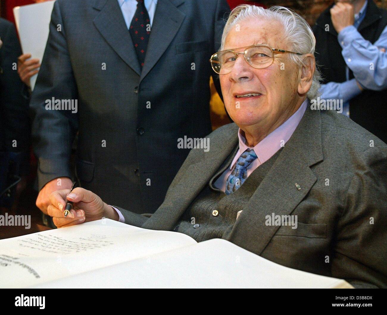 (dpa) - Sir Peter Ustinov, actor ('Hercule Poirot') and UNICEF ambassador, signs the golden book of the city of Bremen, Germany, 29 November 2002. Stock Photo