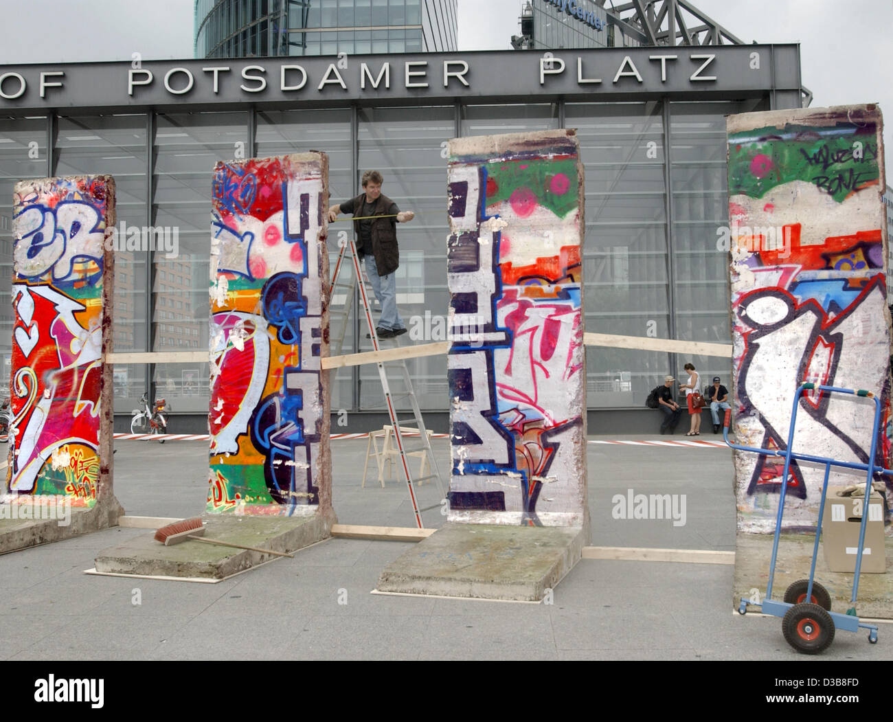 Dpa Several Original Pieces Of Famous Berlin Wall Are Placed At The Postdam Square In Berlin Germany 19 July 05 The Pieces Are Part Of The Exhibition Berlin Wall Places