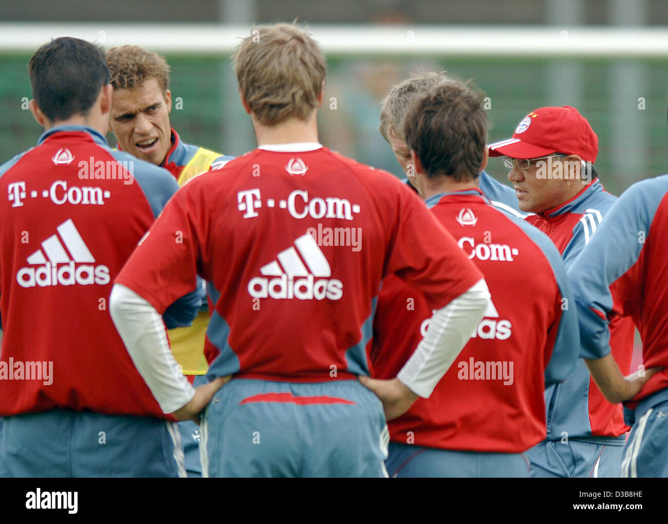 (dpa) - Felix Magath (R), coach of the German Bundesliga soccer club FC Bayern Munich gives instructions to his players during a practice session of the team at the club's training camp in Bonn, Germany, Tuesday, 19 July 2005. French defender Valerien Ismael (2nd from L) left Bundesliga soccer club  Stock Photo