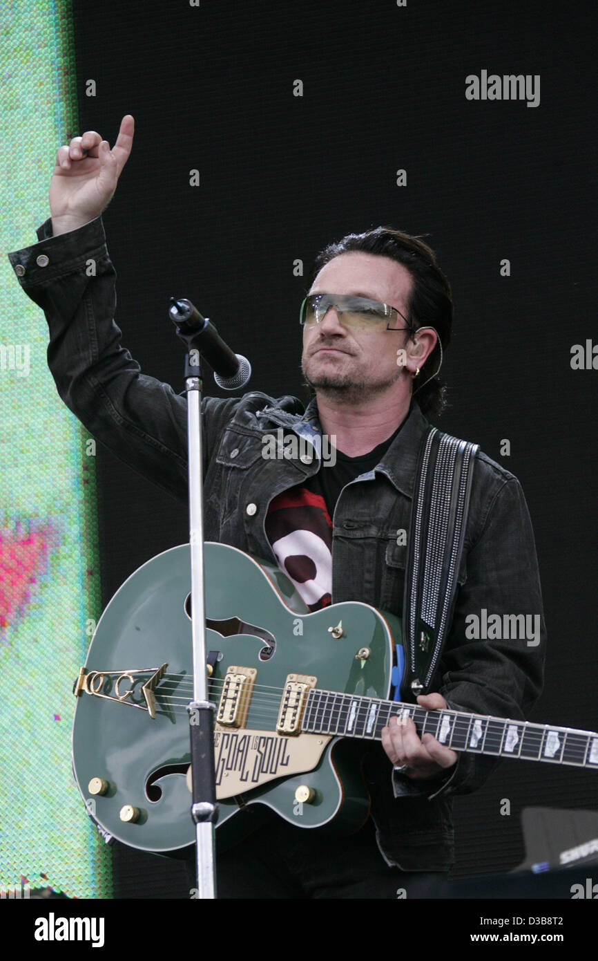 (dpa) - Bono of the rock group U2 performs during the Live 8 Concert in Hyde Park in London, England, 02 July 2005. The concert, held simultaneously in many cities around the world including Paris, Berlin, Philadelphia and Rome, is intended to call attention to world poverty ahead of next week's G8  Stock Photo
