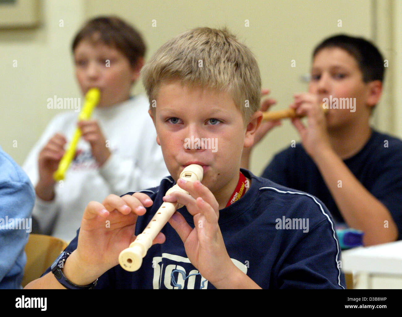 (dpa) - Students play the flute during music class at the Stauding Full-time Comprehensive School in Freiburg, Germany, 11 July 2005. The students usually attend class Mondays to Fridays from 8:00 to 16:00 and Wednesdays from 8:00 to 13:15. In addition to normal class hours the school provides assis Stock Photo