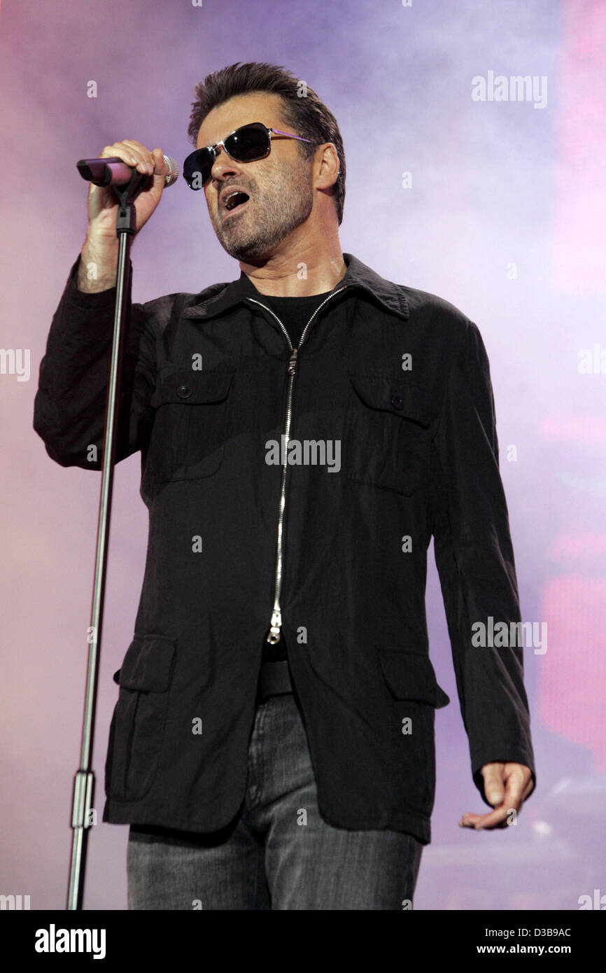 (dpa) - Pop singer George Michael performs during the Live 8 Concert in Hyde Park in London, UK, 02 July 2005. The concert, held simultaneously in many cities around the world including Paris, Berlin, Philadelphia and Rome, is intended to call attention to world poverty ahead of next week's G8 meeti Stock Photo