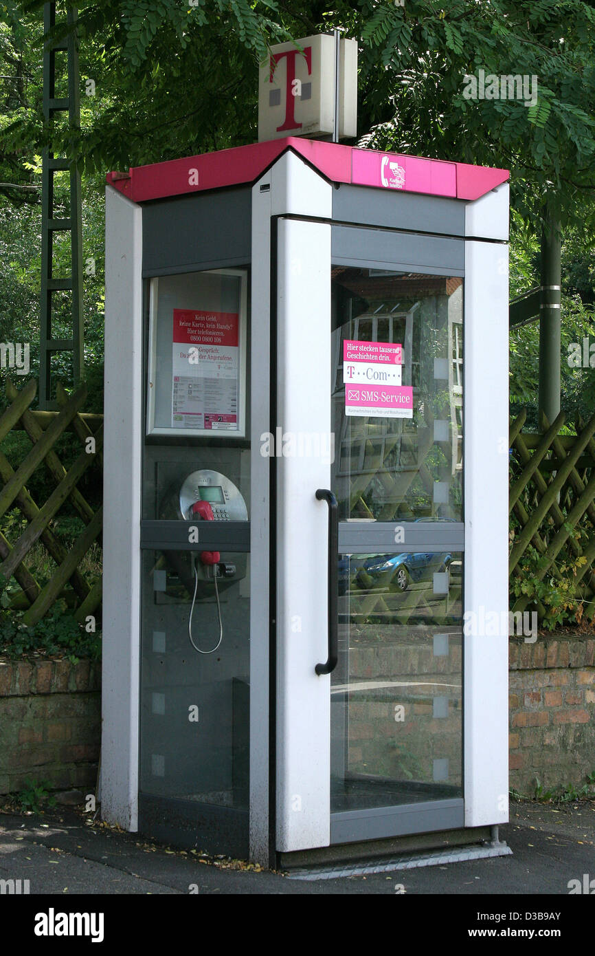 Public telephone booth hi-res stock photography and images - Alamy