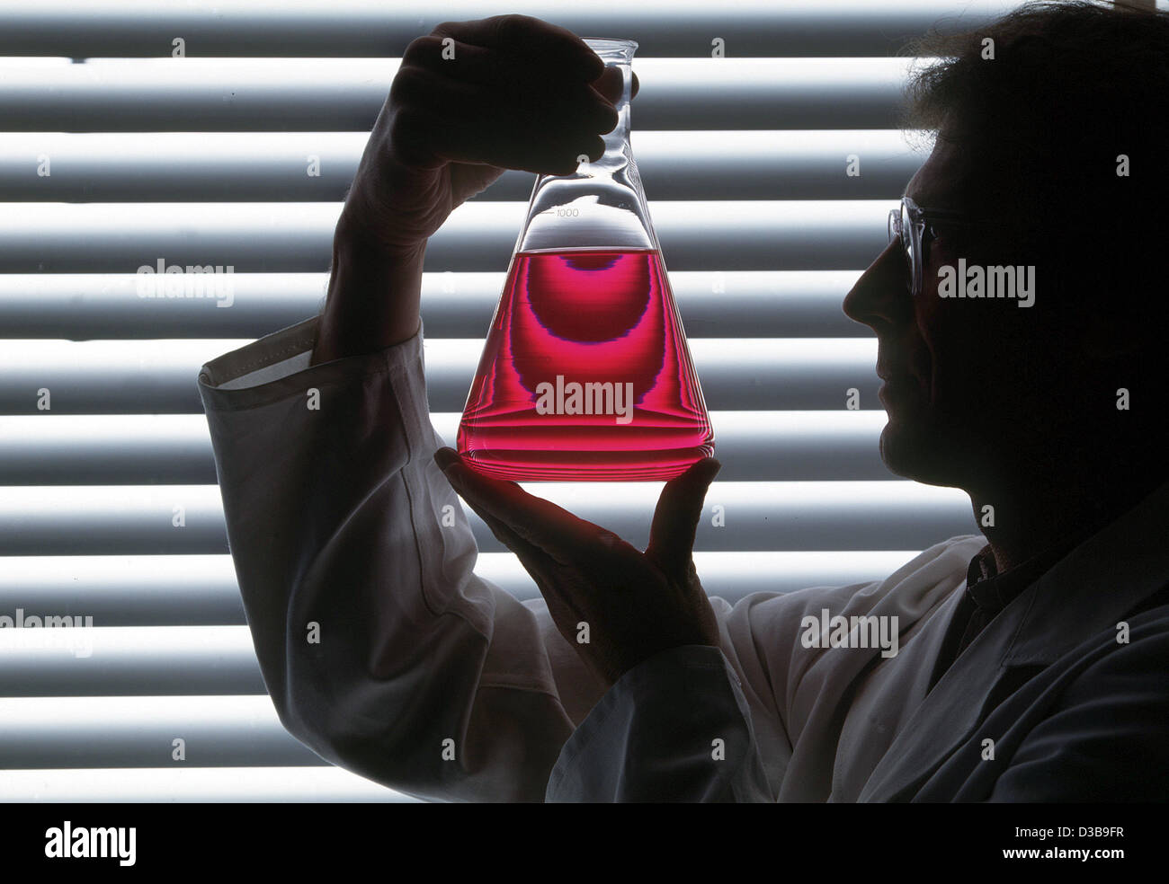 Flaks laboratory hi-res stock photography and images - Alamy