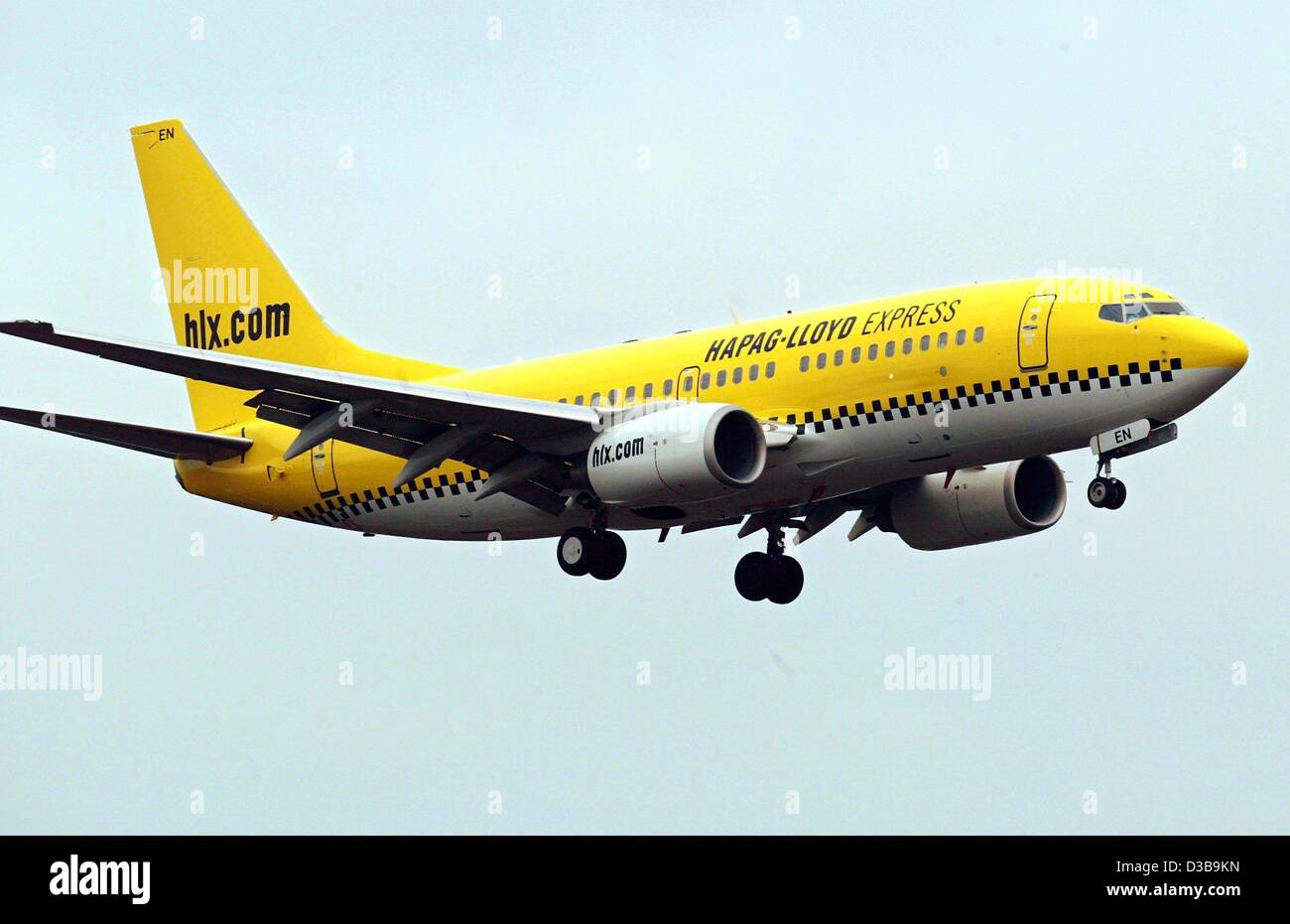 (dpa) - A Boeing 737-700 of the new budget airline Hapag-Lloyd Express approaches Cologne Bonn Airport, 3 December 2002. The striking yellow coating of the plane reminds of New York cabs. Hapag-Lloyd Express belongs to the TUI group and flies to Hamburg, Berlin, London, and four Italian destinations Stock Photo