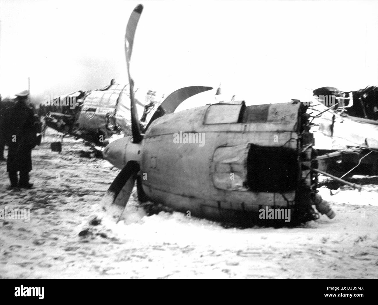 (dpa files) - Official investigators stand in front of the snow-covered wreck of the crashed 'BEA-Elizabethan' charter plane in Munich, 7 February 1958. A day before, the British plane with 44 aboard had crashed short after lift off in heavy snowfall. The aircraft crashed onto a house, killing 21 pe Stock Photo