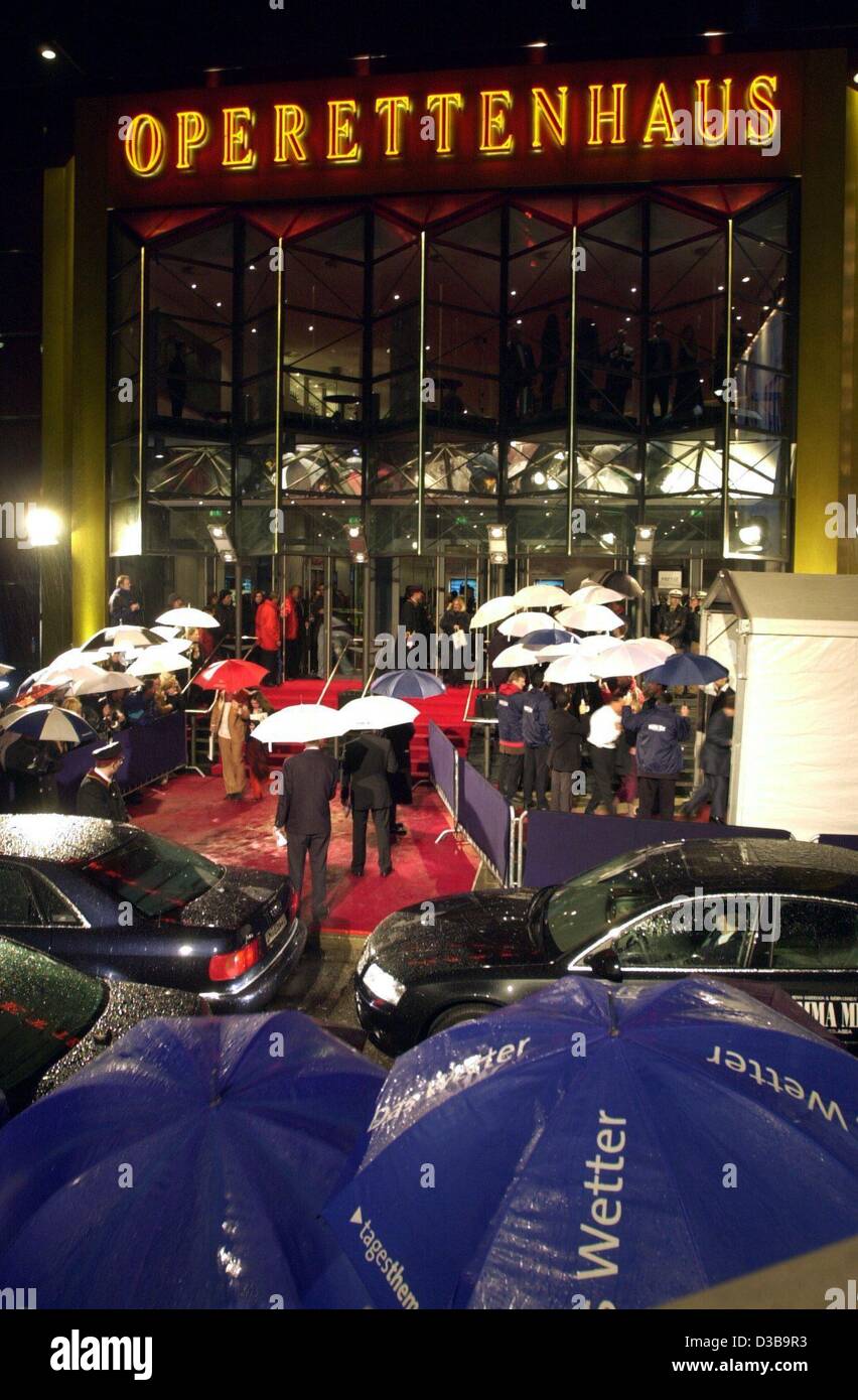 (dpa) - Invited guests walk up the red carpet through the rain at the premiere of the the ABBA musical 'Mamma Mia' in the opera house in Hamburg, 3 November 2002. The musical which features the hits of pop group ABBA opened its doors in Hamburg after bursting records in London, New York, Toronto, Lo Stock Photo