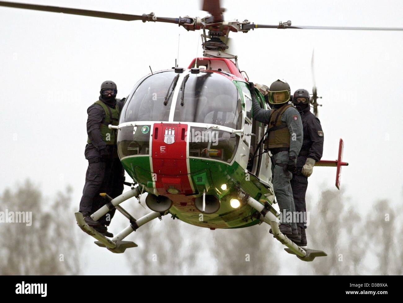 (dpa) - During an exercise, officers of the Hamburg special mobile force (MEK) are standing on the skids of the Bo 105 helicopter, Uetersen, 14 October 2002. Stock Photo
