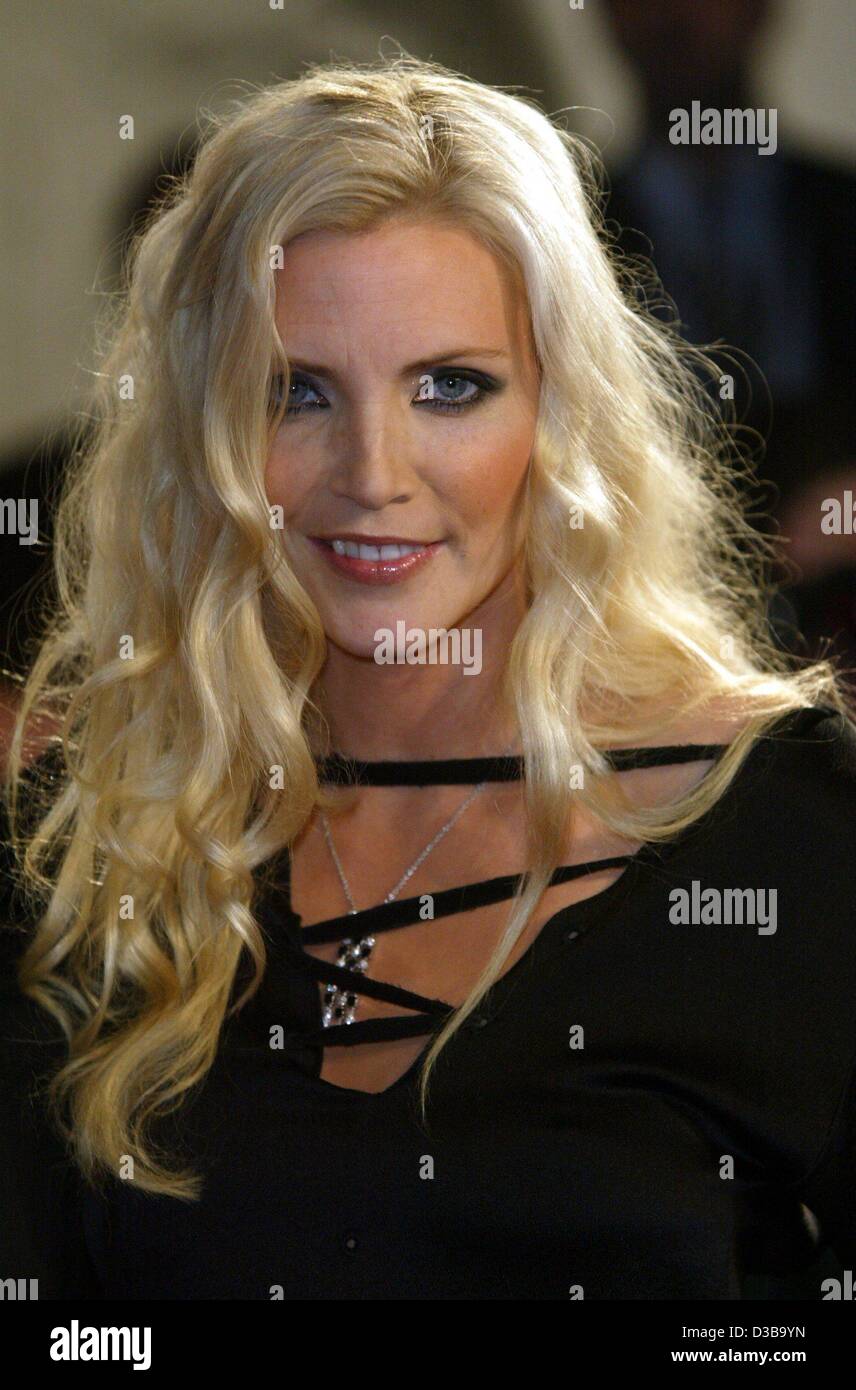 (dpa) - German top model Nadja Auermann poses at the Bambi award show in the Estrel Convention Center in Berlin, 21 November 2002. Stock Photo