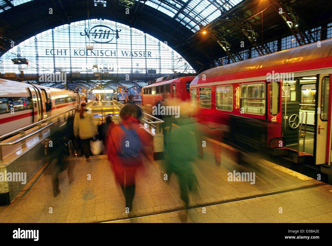 (dpa) - Commuters and travellers get off the trains on a platform at the central train station in Cologne, Germany, 25 November 2002. Stock Photo