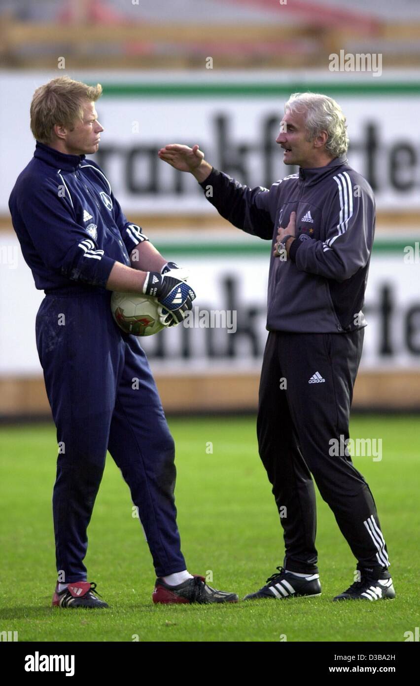 (dpa) German soccer team coach Rudi Voeller (R) speaks to goal keeper and team captian Oliver