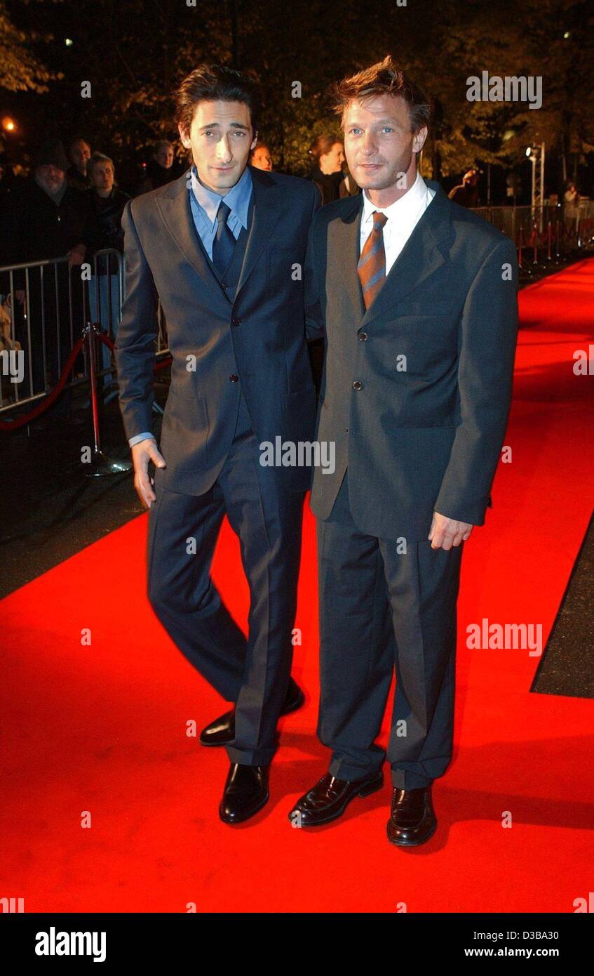 (dpa) - German actor Thomas Kretschmann (R) and US actor Adrien Brody attend the premiere of their film 'The Pianist' in Berlin, 21 October 2002. The movie, based on the autobiography of Wladyslaw Szpilman, tells the story of the Jewish piano player Szpilman (Adrien Brody), who by a miracle survives Stock Photo