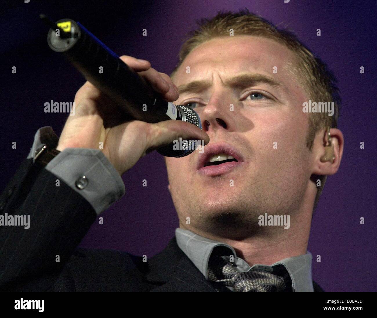 (dpa) - Irish pop singer Ronan Keating ('When You Say Nothing At All', 'Life Is A Rollercoaster') sings during the first concert of his Germany Tour in Munich, 20 October 2002. The former singer of the boy band 'Boyzone' presented his second solo album entitled 'Destination', which includes the hit  Stock Photo