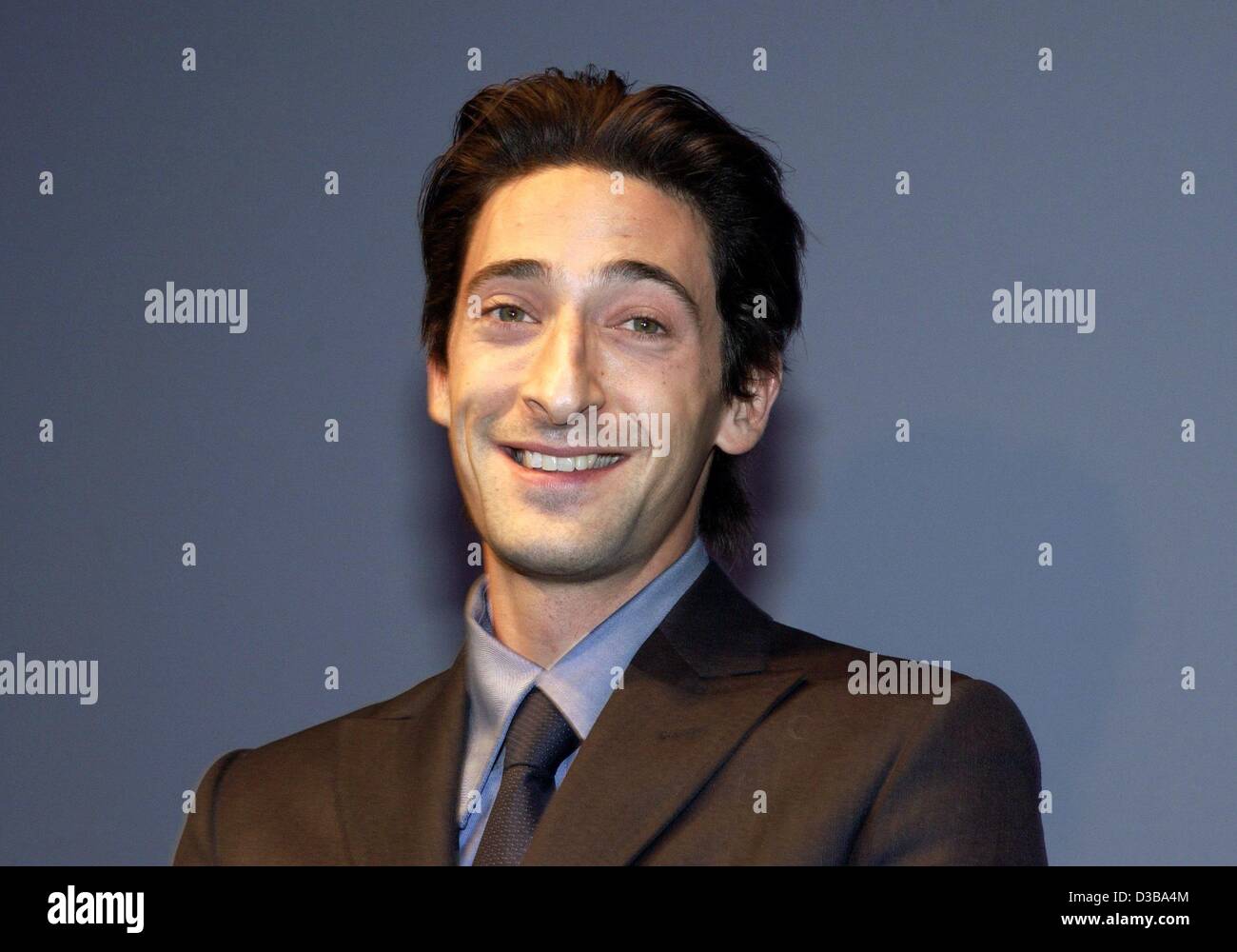 (dpa) - US actor Adrien Brody presents his new film 'The Pianist' which premieres in Berlin, 21 October 2002. The movie, based on the autobiography of Wladyslaw Szpilman, tells the story of the Jewish piano player Szpilman (Brody), who by a miracle survives the destruction of the Warsaw ghetto and t Stock Photo