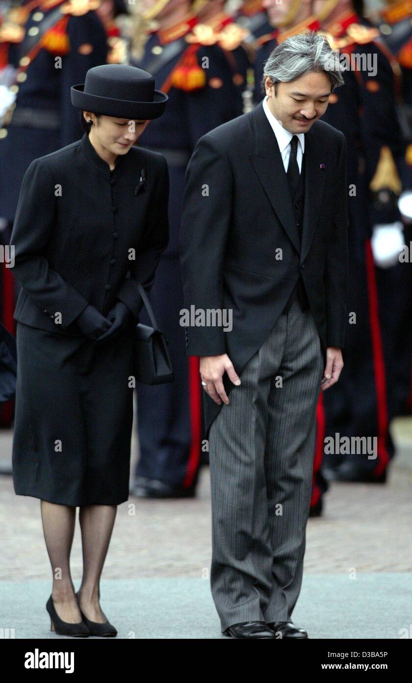 (dpa) - Princess Kiko and Prince Akishino of Japan are bowing down as they arrive at the Nieuwe Kerk (new church) in Delft to attend the funeral service for Prince Claus of the Netherlands, 15 October 2002. Prince Claus died on 6 October 2002 at the age of 76. The husband of Dutch Queen Beatrix was  Stock Photo