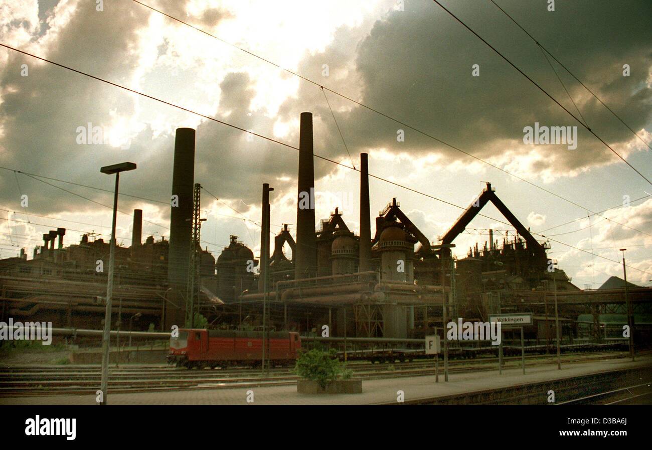 (dpa files) - A view of the ironworks Voelklinger Eisenhuette in Voelklingen, Germany, 3 March 1995. The ironworks, which cover some 6 ha, are the only intact example in the whole of western Europe and North America of an integrated ironworks from the 19th and 20th century. The plant has been comple Stock Photo