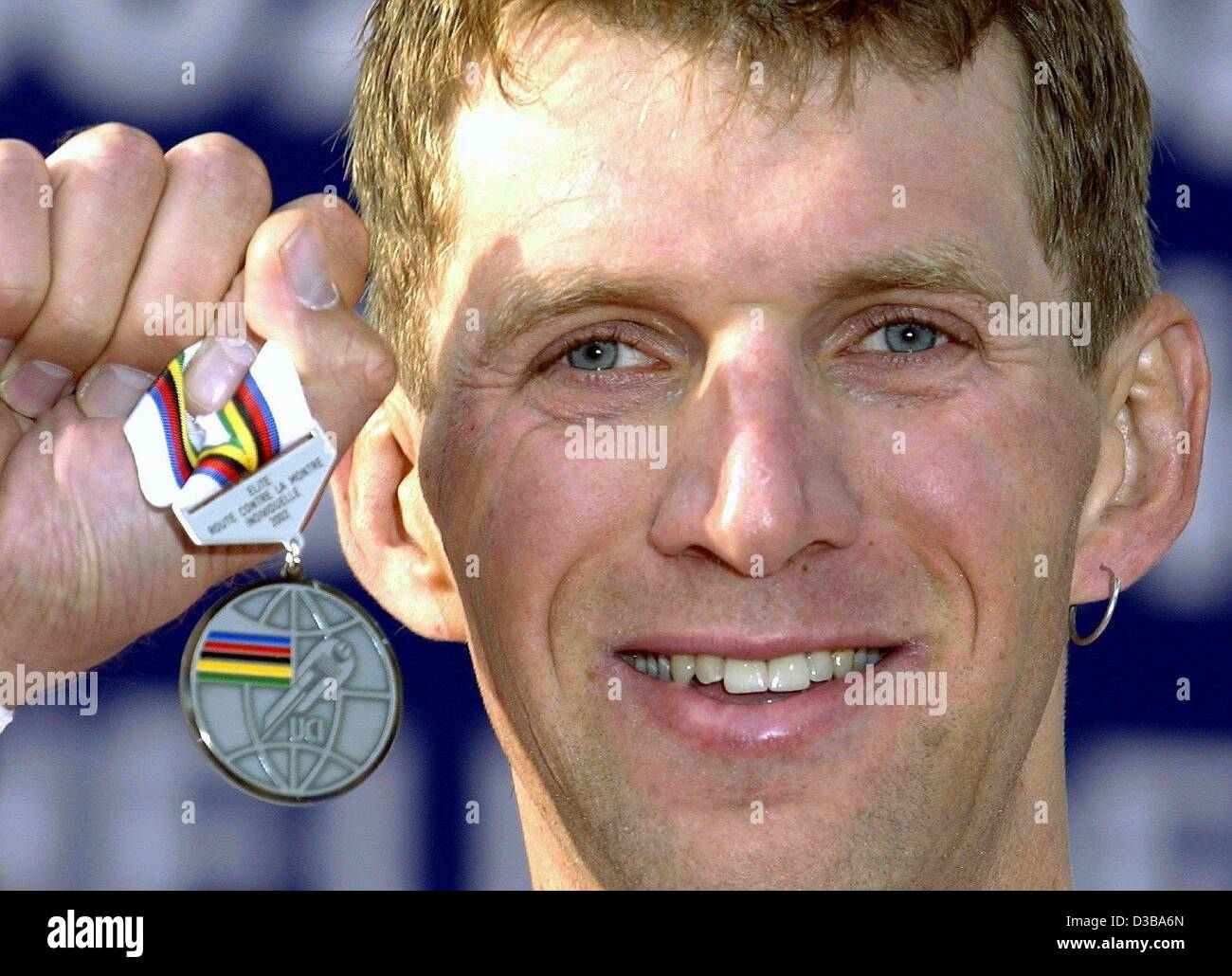 (dpa) German cyclist Michael Rich shows off his silver medal he won