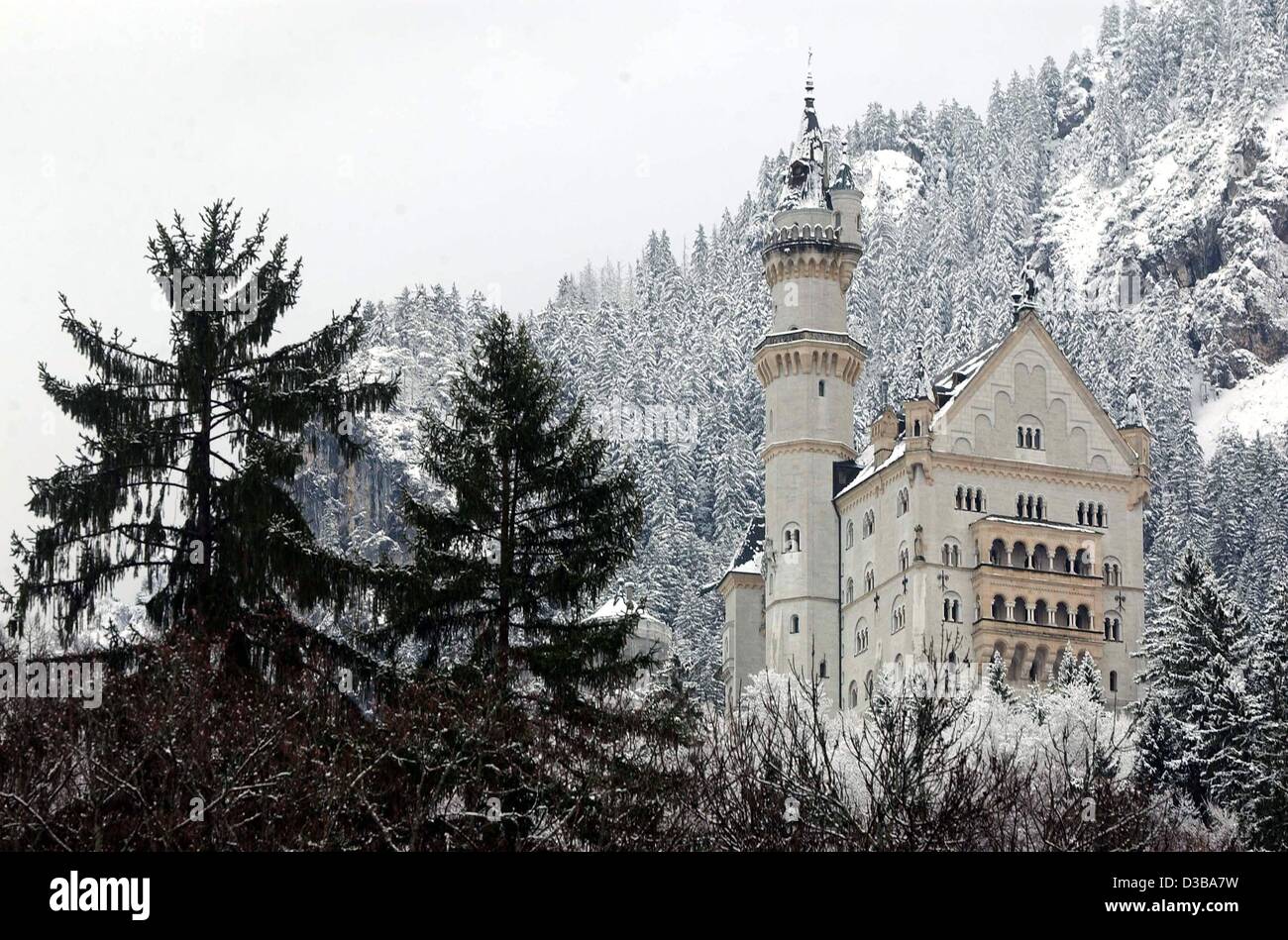 (dpa) - A view of the snowcovered Neuschwanstein Castle near Fuessen, Germany, 8 November 2002. Building of King Ludwig's most famous castle started in 1869 in an altitude of 1000 m. The neo-late romanesque castle was never finished, as all construction works were halted after the mysterious death o Stock Photo