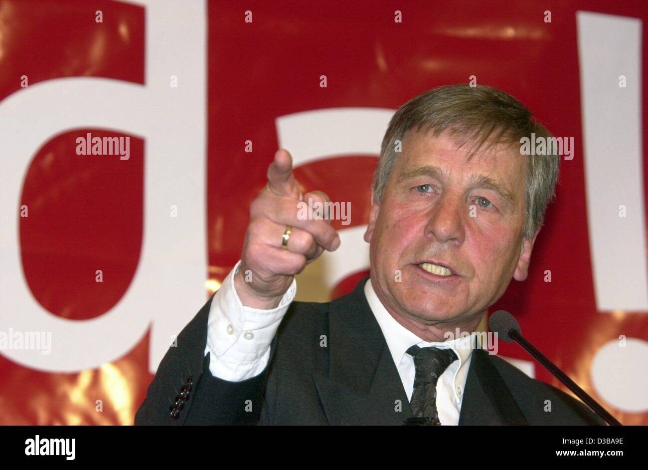 (dpa) - Wolfgang Clement, Premier Minister of the state of North Rhine Westphalia, gestures during a speech at an election campaign event in Duisburg, Germany, 26 May 2002. On 7 October Wolfgang Clement was designated 'superminister' for labour and economics, replacing both the Economic Minister and Stock Photo