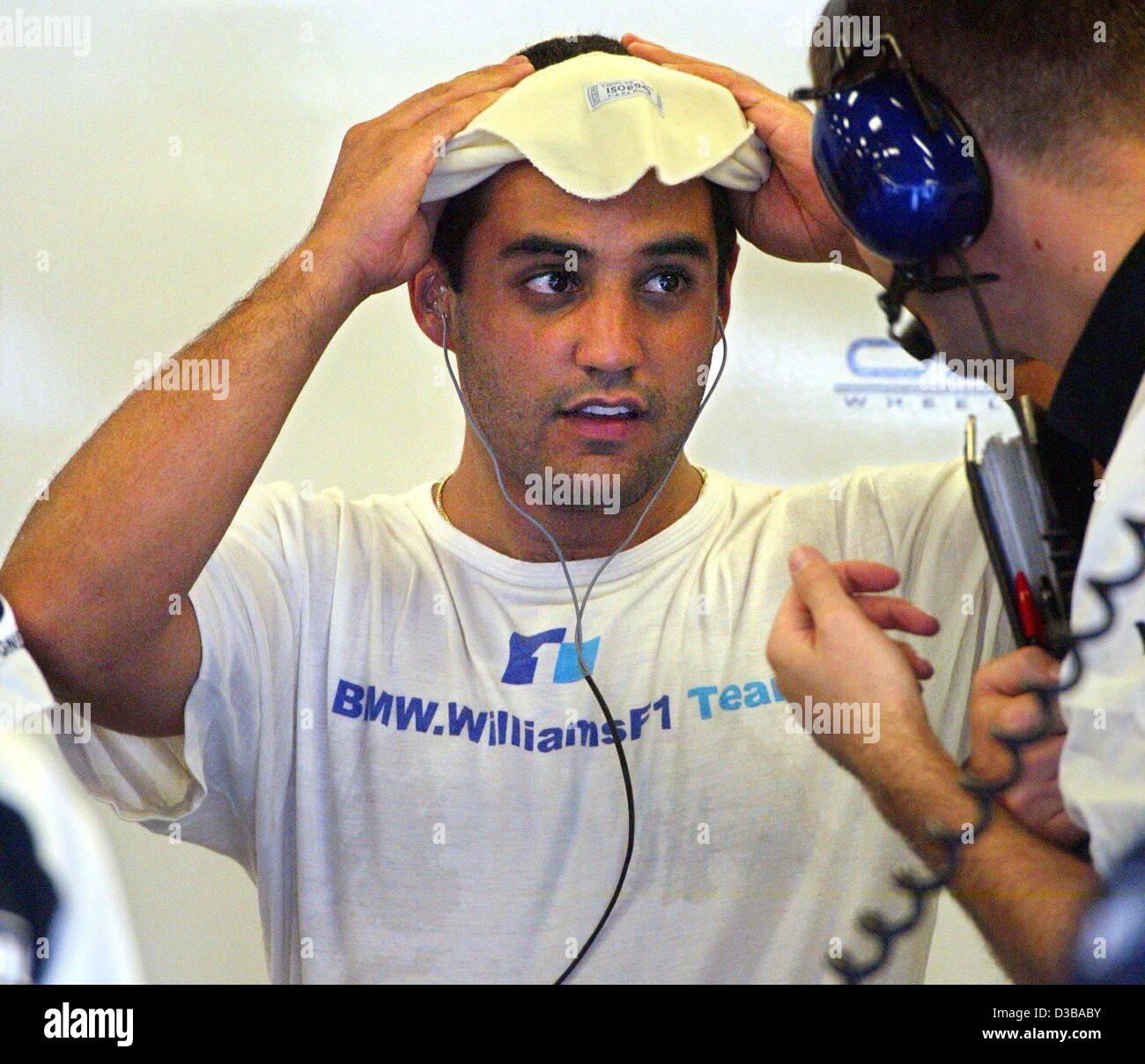 (dpa) - Colombian formula one driver Juan Pablo Montoya (BMW Williams) talks to a race engineer during a training on the Motor Speedway in Indianapolis, USA, 27 September 2002. Stock Photo