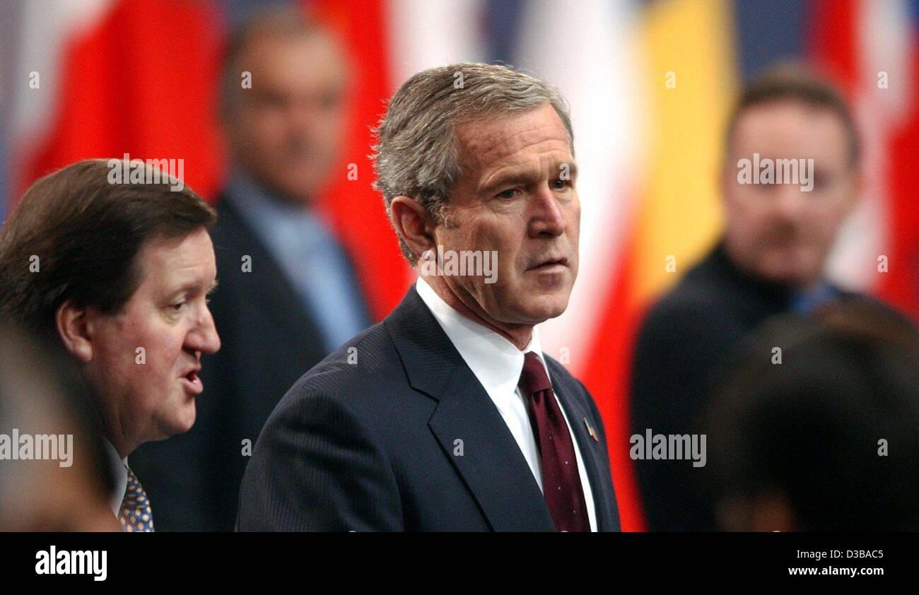 (dpa) - US President George W. Bush (C) and George Robertson (L), NATO Secretary General, arrive at the second day meeting of the NATO summit in Prague, Czechia, 22 November 2002. The main issue of the two-day summit was the transformation of the alliance from the Cold War-era to the post-September  Stock Photo