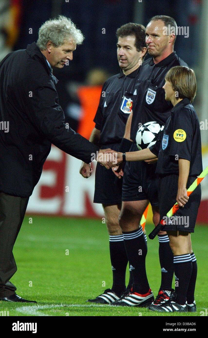 (dpa) - Leverkusen's soccer coach Klaus Toppmoeller (L) shakes hands with French referess assistant Nelly Viennot (R) after the UEFA Champions League match Bayer 04 Leverkusen against Maccabi Haifa in Leverkusen, Germany, 23 October 2002. On the left assistant Daniel Bequinat and referee Eric Poulat Stock Photo