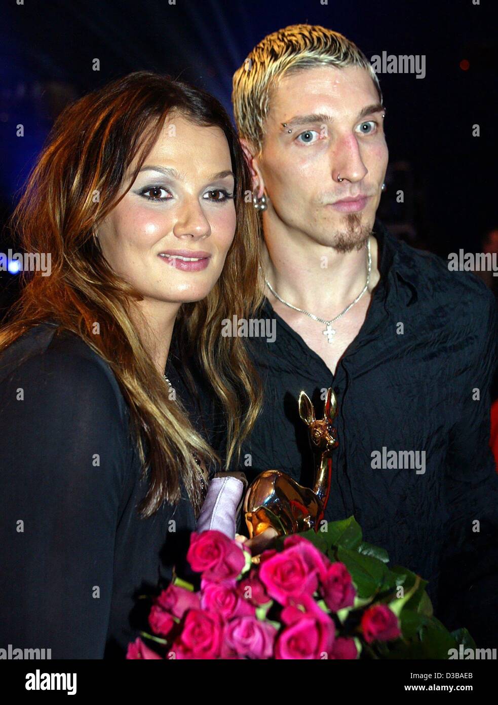 dpa) - German swimmer Franziska van Almsick poses with her boyfriend Stefan  Kretzschmar as she holds in her hands the Bambi award she won in the  category Comeback of the year at