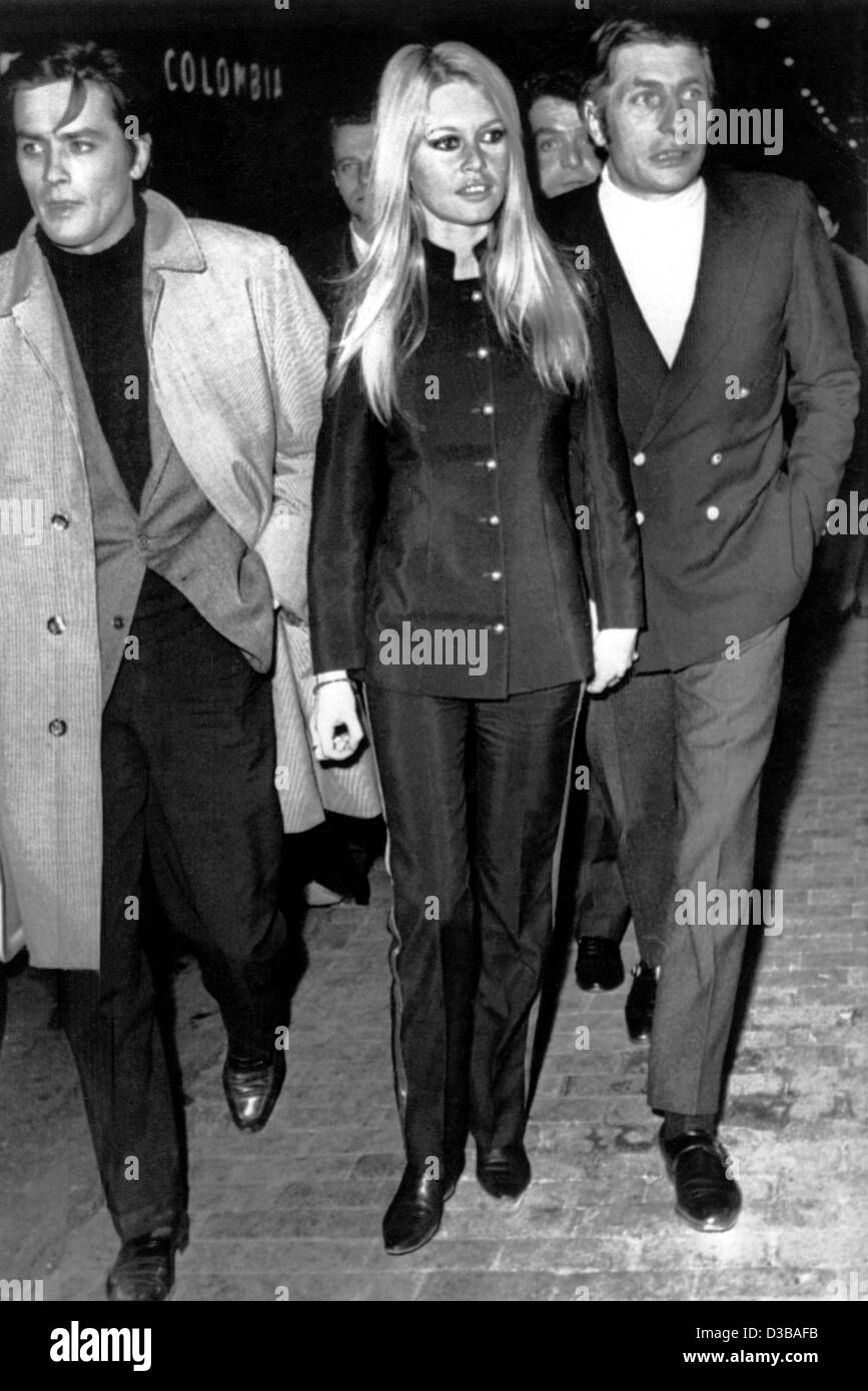(dpa files) - The Swiss industrial heir, playboy and photographer Gunter Sachs (R) walks through the streets with his then wife Brigitte Bardot and the French actor Alain Delon, in Rome, Italy (undated filer). The great-grandson of Adam Opel will celebrate his 70th birthday on 14 November 2002. In t Stock Photo