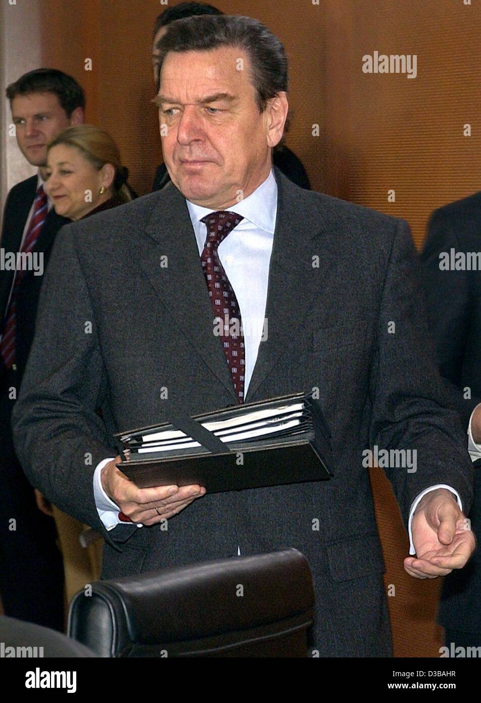 (dpa) - German Chancellor Gerhard Schroeder arrives at a cabinet ...