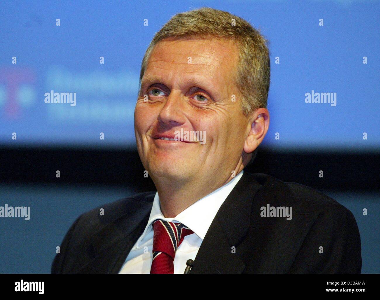 (dpa) - Kai-Uwe Ricke, new chairman of German Telekom, smiles during a press conference in Bonn, Germany, 14 November 2002. Ricke was appointed new chairman on 14 November and took over his new post on 15 November. German telecoms operator Deutsche Telekom announced a record net loss of 24.5 billion Stock Photo