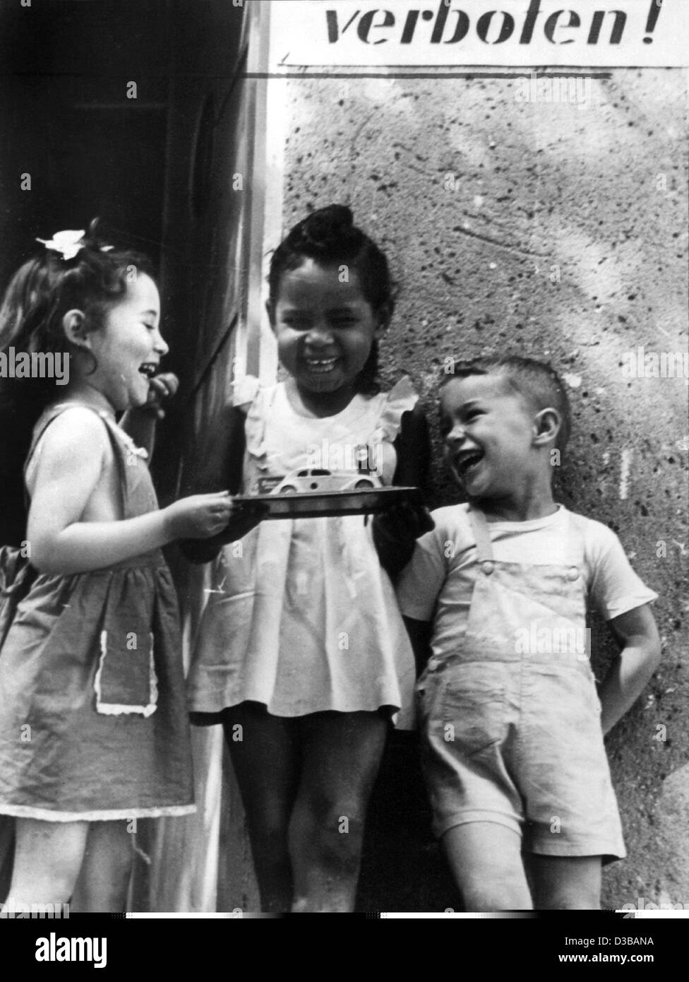 (dpa files) - Three children are having fun, one of them the daughter of a coloured soldier of the occupying forces and a German, pictured in Germany in the 1950s. Stock Photo