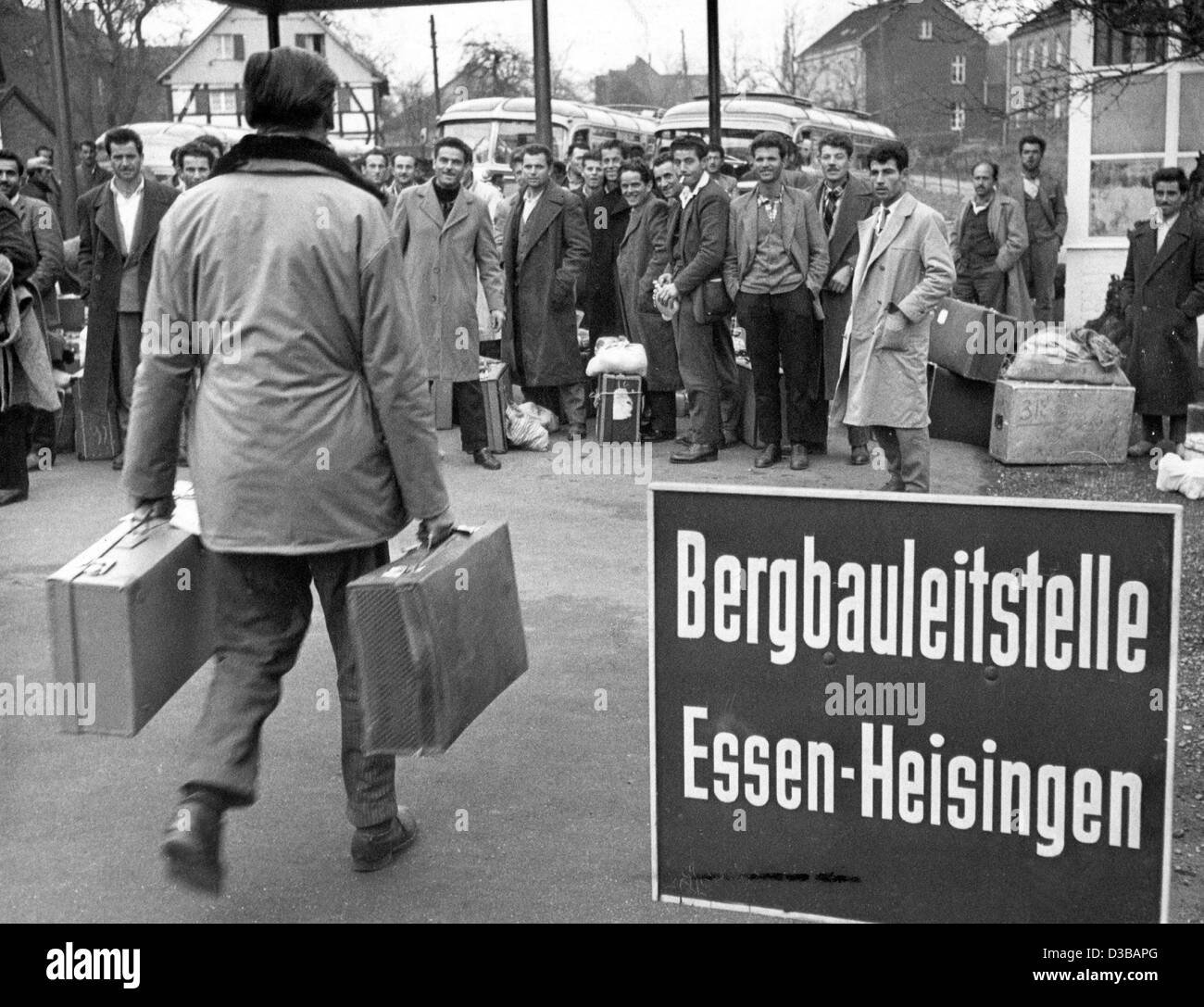 (dpa files) - 362 Greek workers who want to work as miners in the Ruhr Basin arrive at the mining headquarters (Bergbauleitstelle) in Essen-Heisingen, West Germany, 22 November 1960. About 800 Greeks were already working in the German coal mines at that time. Stock Photo
