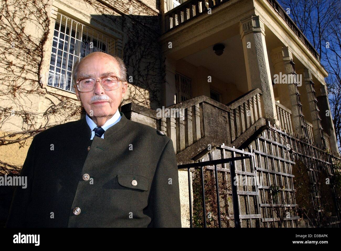 (dpa) - Otto von Habsburg poses in front of his villa in Poecking, Bavaria, 13 November 2002. The oldest son of the last emperor of Austria celebrates his 90th birthday on 20 November 2002. Until his official waiver in 1961 he was the aspirant to the throne of the Austrian emperor and Hungarian king Stock Photo