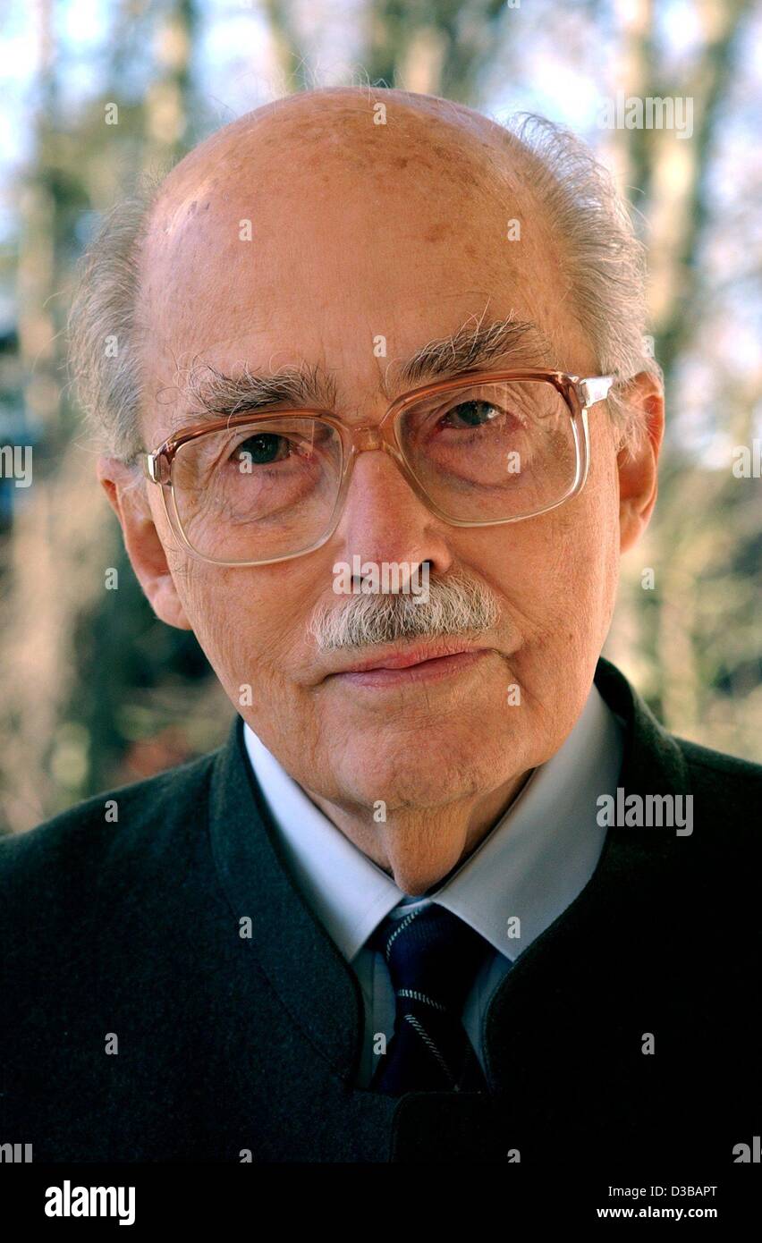 (dpa) - Otto von Habsburg, pictured outside his villa in Poecking, Bavaria, 13 November 2002. The oldest son of the last emperor of Austria celebrates his 90th birthday on 20 November 2002. Until his official waiver in 1961 he was the aspirant to the throne of the Austrian emperor and Hungarian king Stock Photo