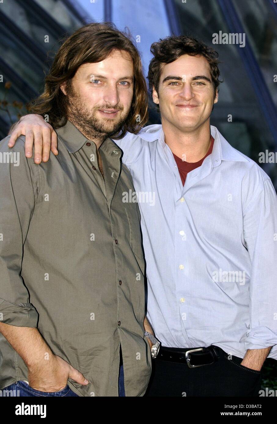 (dpa) - US actor Joaquin Phoenix ('Gladiator') and Australian film director Gregor Jordan (L) pose at the screening of their new film 'Buffalo Soldiers' ('Army Go Home') in Hamburg, 4 October 2002. The film, set in the 1980s just before the fall of the Berlin wall, tells the story of US soldier Ray  Stock Photo