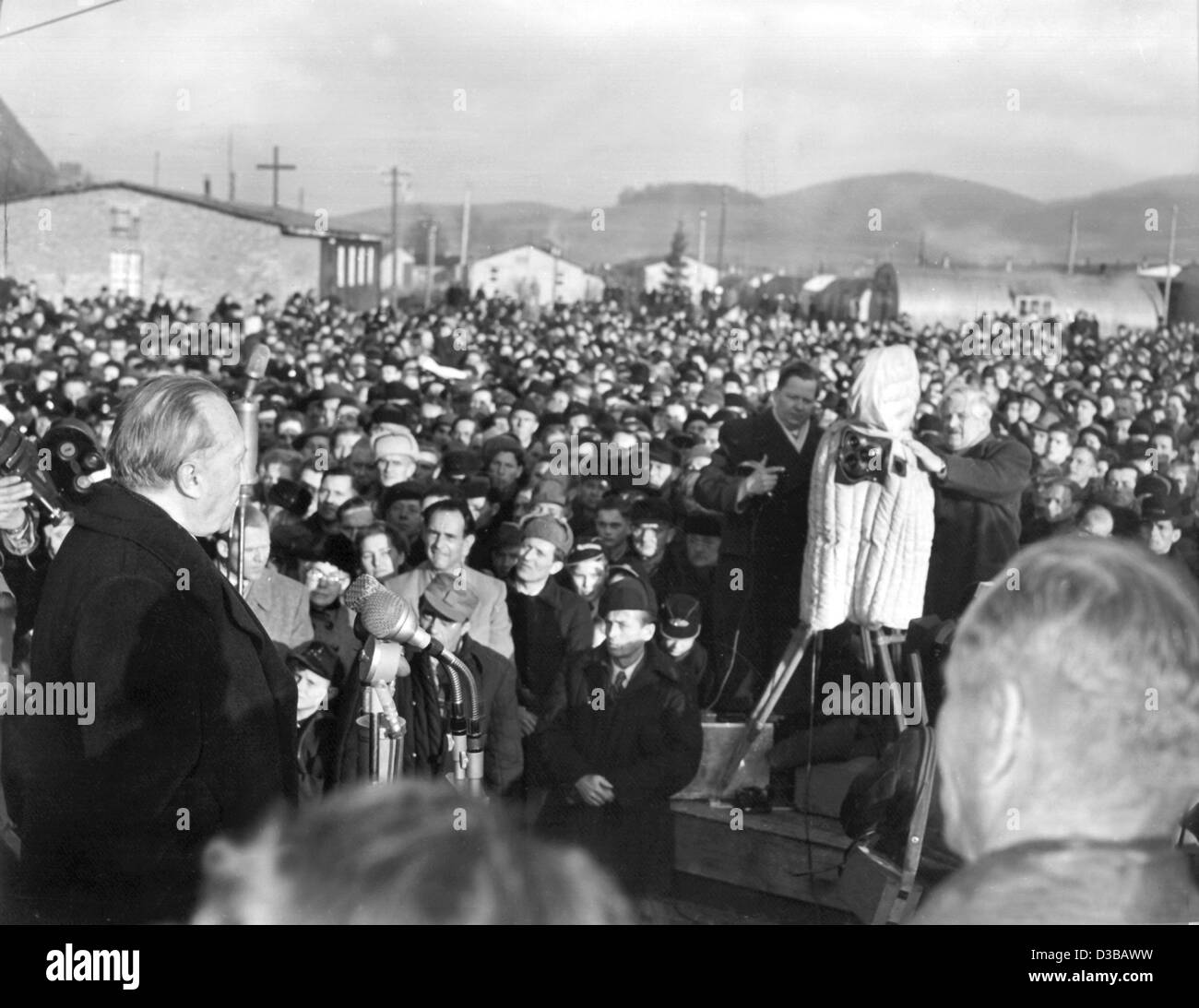 (dpa files) - German Chancellor Konrad Adenauer delivers a speech to welcome the last group of one thousand homecomers arriving in the camp in Friedland, West Germany, 2 January 1954. Friedland, situated near where the borders of the US, the British and the Soviet occupation zone met, served as tran Stock Photo