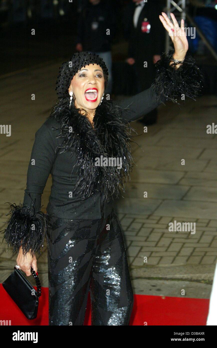 (dpa) - British singer Shirley Bassey arrives at the world premiere of the new James Bond movie 'Die Another Day' in London, 18 November 2002. The premiere took part in the Royal Albert Hall and was attended by an array of stars and the Queen. Stock Photo