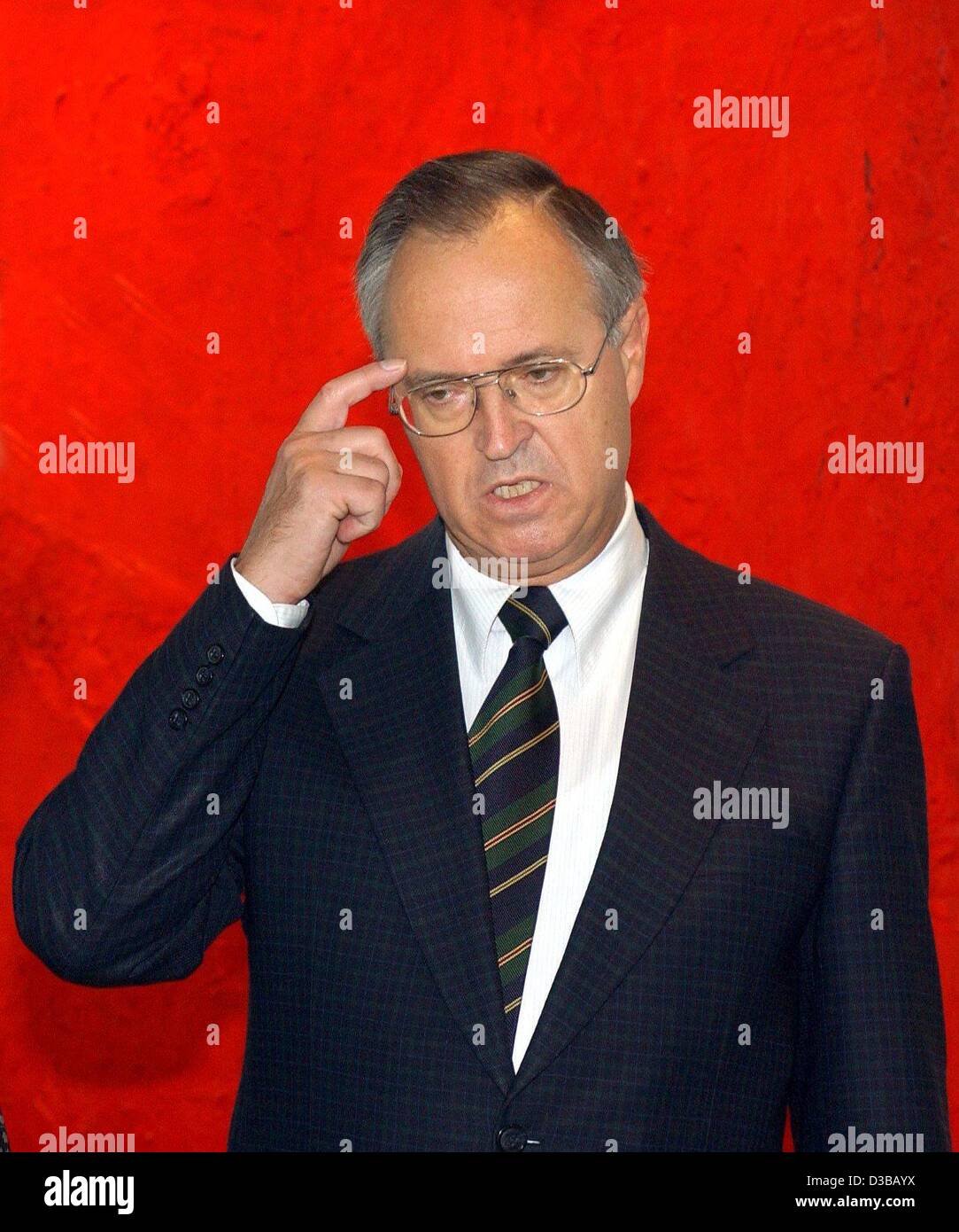 (dpa) - German Finance Minister Hans Eichel (SPD) taps his forehead, Berlin, 14 October 2002. According to Eichel the red-green coalition has almost finalised the preparations for the new coalition contract which shall be presented on 16 October. Eichel said that in spite of the easing of financial  Stock Photo