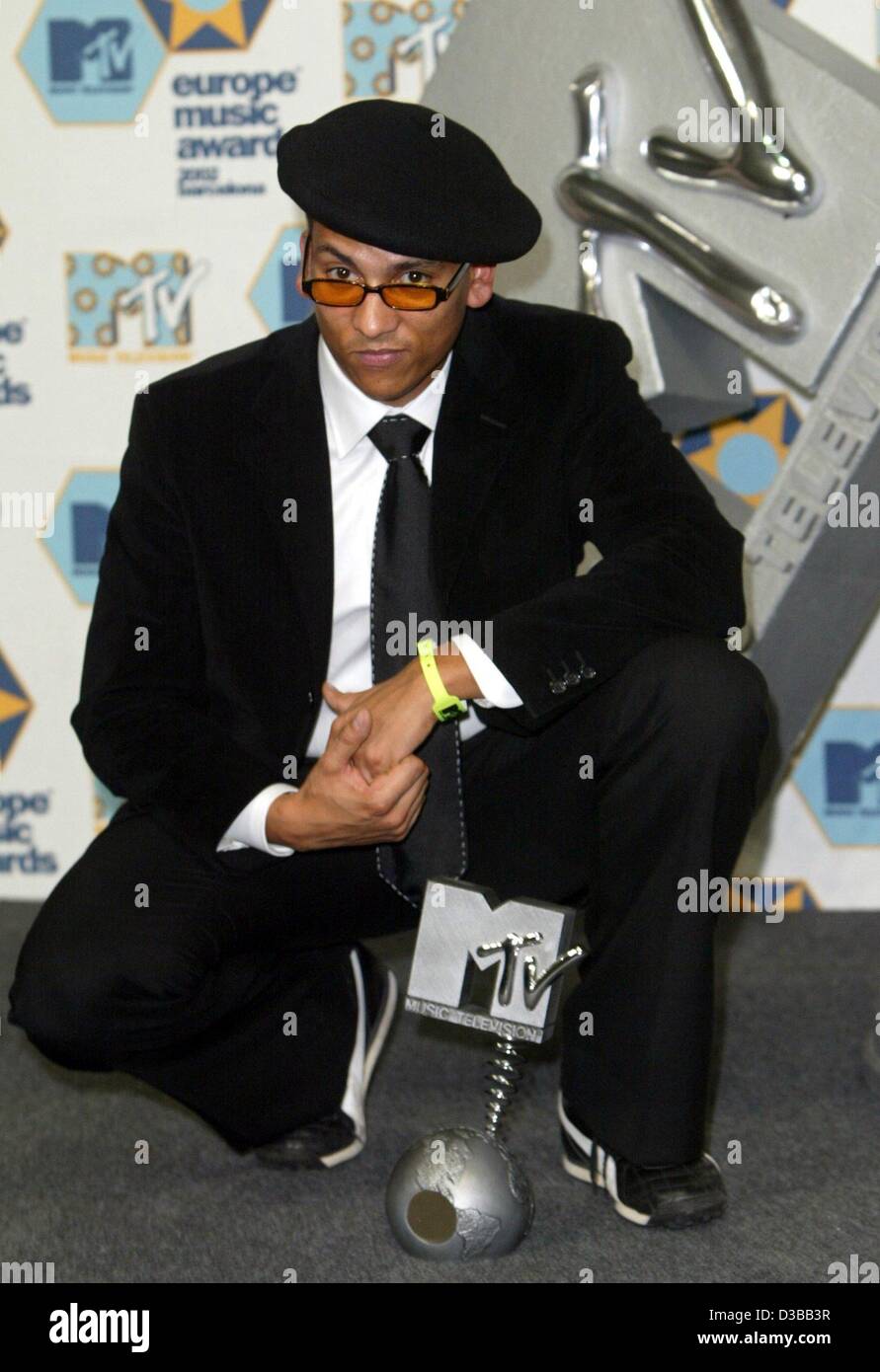 (dpa) - Soul-poet Xavier Naidoo proudly shows off his MTV award for 'Best German Artist' in Barcelona, Spain, 14 November 2002. MTV celebrated its 9th presentation of the European Music Awards with a large array of stars. A total of 13 million viewers of MTV voted for their favorite artists - more t Stock Photo