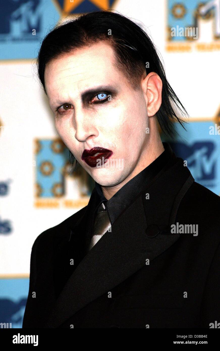 (dpa) - The American rock singer Marilyn Manson was a guest at the MTV European Music Awards in Barcelona, 14 November 2002. MTV celebrated its 9th presentation of the European Music Awards with a large array of stars. A total of 13 million viewers of MTV voted for their favourite artists - more tha Stock Photo